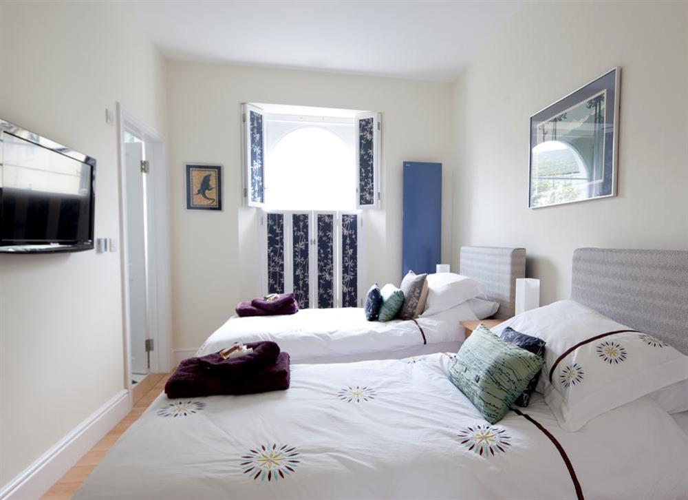 Twin bedroom with en suite bathroom at 1 Albany House in Allenhayes Road, Salcombe