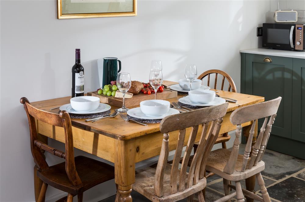 Dining table with seating for four guests at 1 Chestnut Corner, Stanton, Broadway