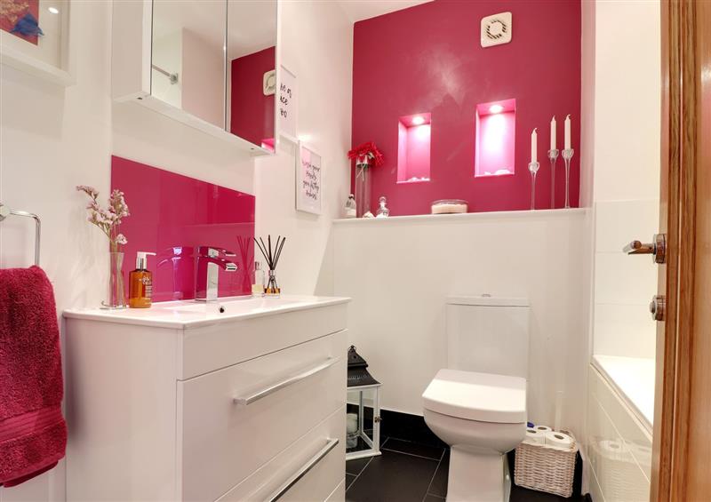 The bathroom at 1 Cheyne Beach Apartments, Ilfracombe