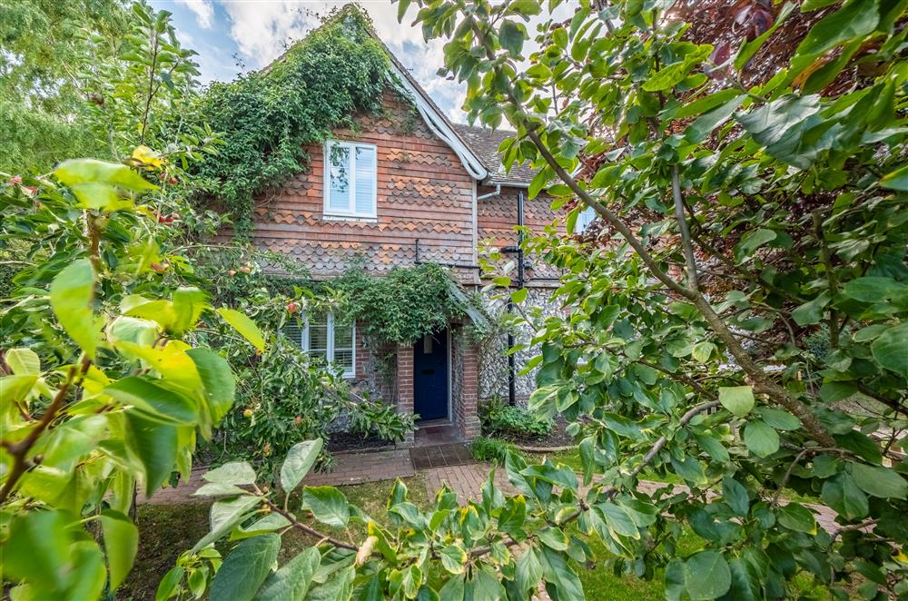 1 Church Cottages is a pretty, semi-detached Victorian cottage in the quaint village of Westmeston at 1 Church Cottages, Westmeston