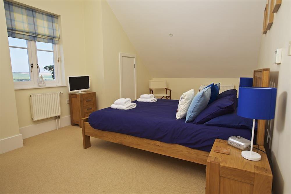En suite master bedroom with King-size bed (2nd floor) (photo 2) at 1 Combehaven in , Salcombe