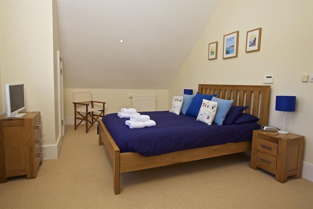 En suite master bedroom with King-size bed (2nd floor) at 1 Combehaven in , Salcombe