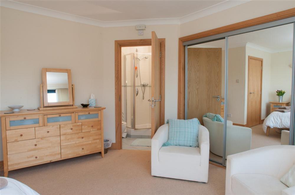 Master bedroom with en suite at 1 Crabshell Quay in Embankment Road, Kingsbridge