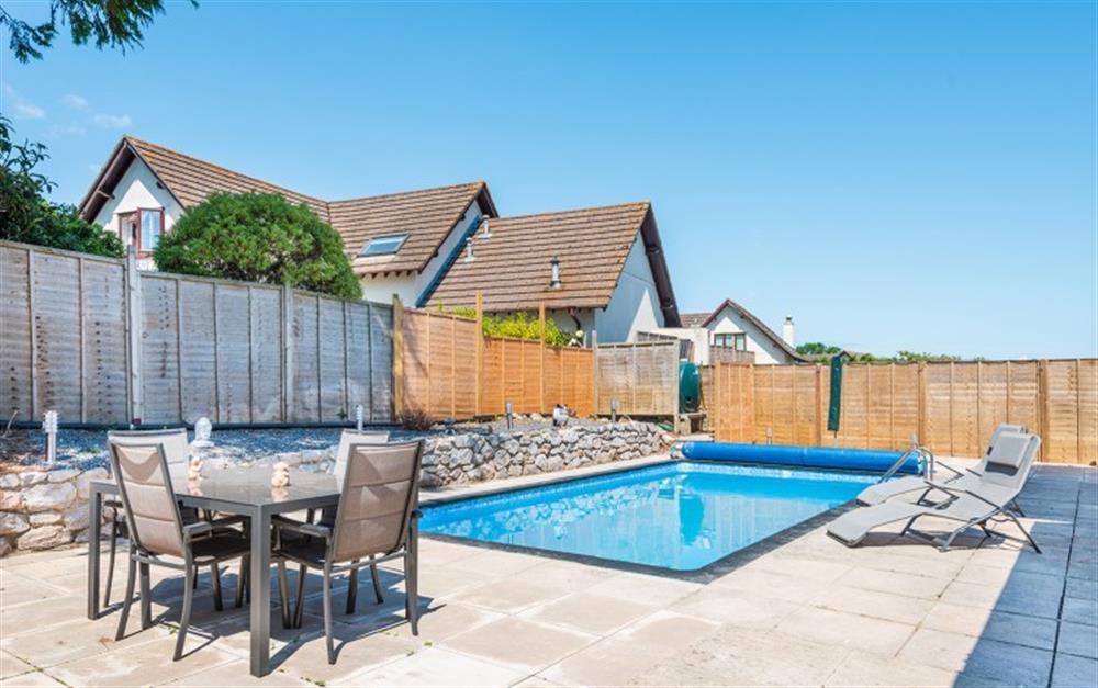 The perfect holiday pad with pool and sun loungers at 1 Crestfields in Strete