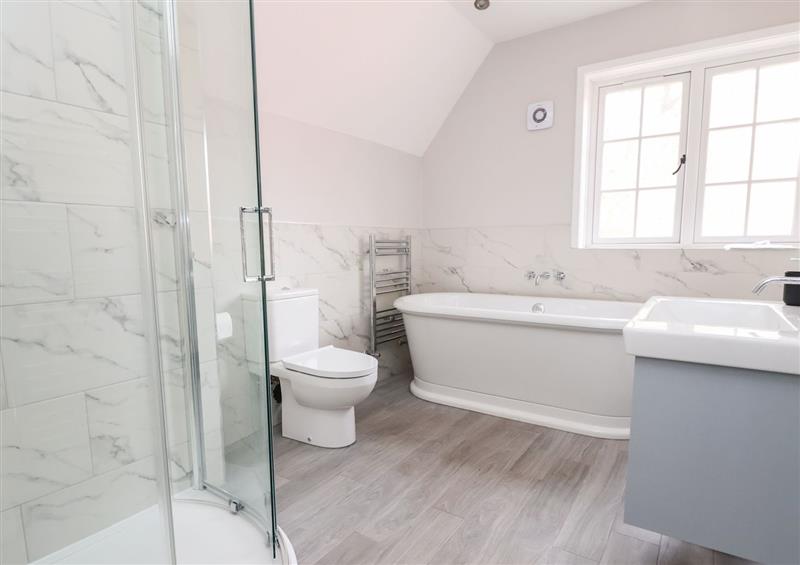 This is the bathroom (photo 2) at 1 Golf Links Cottages, Delamere near Norley
