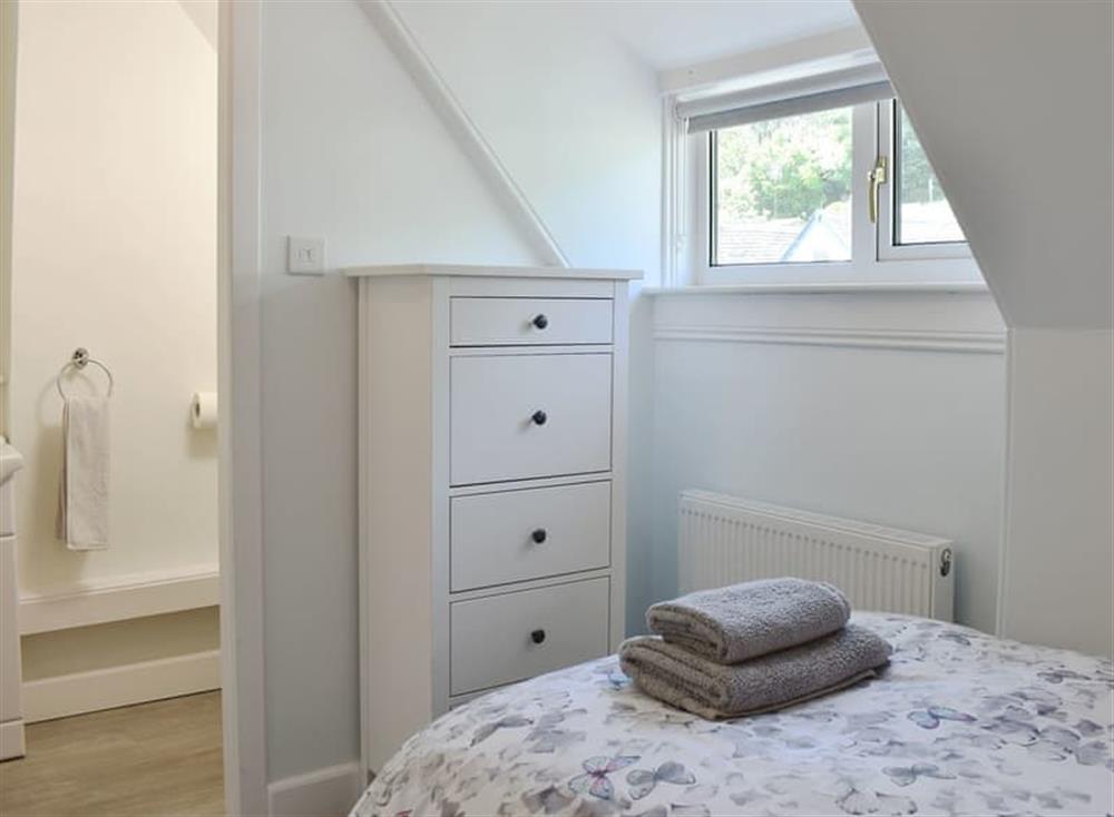 Well presented twin bedroom with en-suite (photo 3) at 1 Hamilton Terrace in Lamlash, Isle of Arran, Scotland