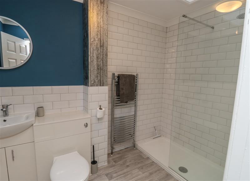 The bathroom (photo 2) at 1 Ilsham Cottages, Torquay
