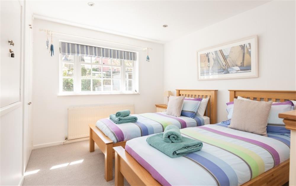 Bedroom 3 with twin beds at 1 Kings Cottages in Salcombe