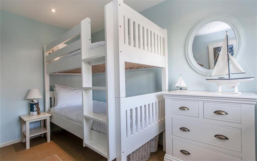 Bedroom 4 wih bunk beds at 1 Kings Cottages in Salcombe