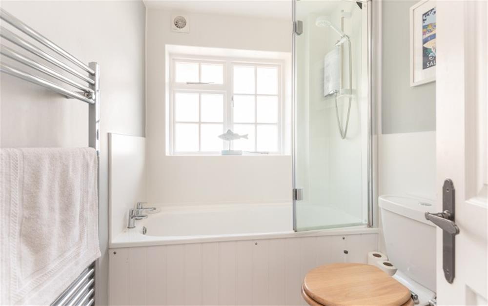 The family bathroom at 1 Kings Cottages in Salcombe