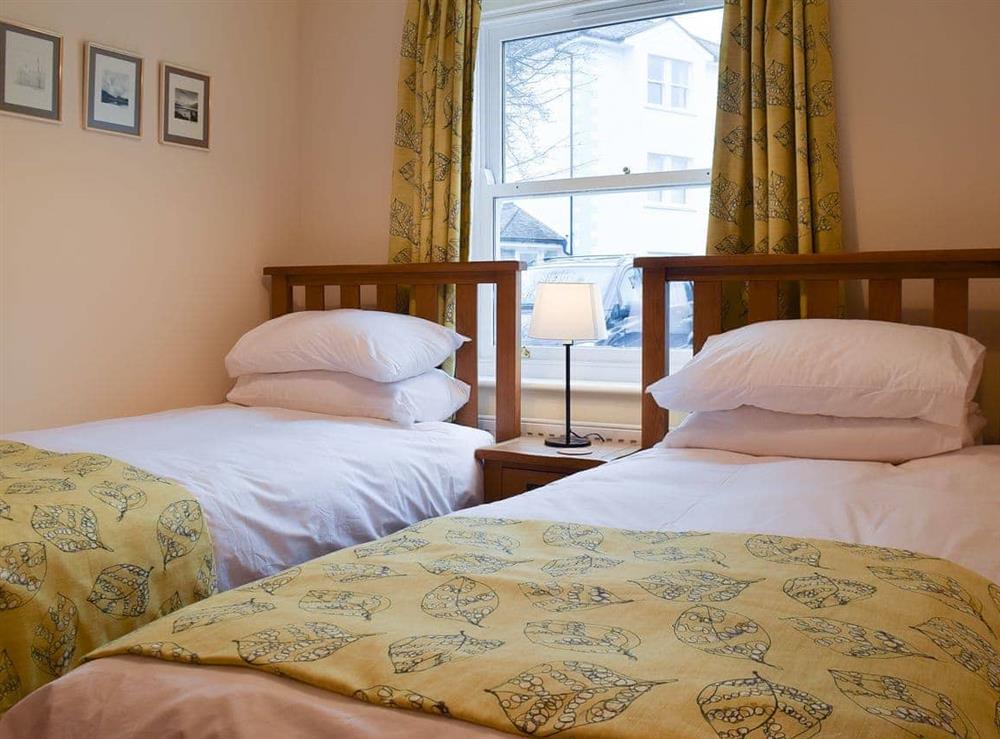 Stylish twin bedded room at 1 Lonsdale House in Keswick, Cumbria