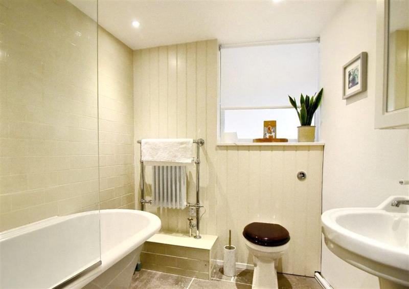 Bathroom at 1 Lymbrook Cottages, Lyme Regis