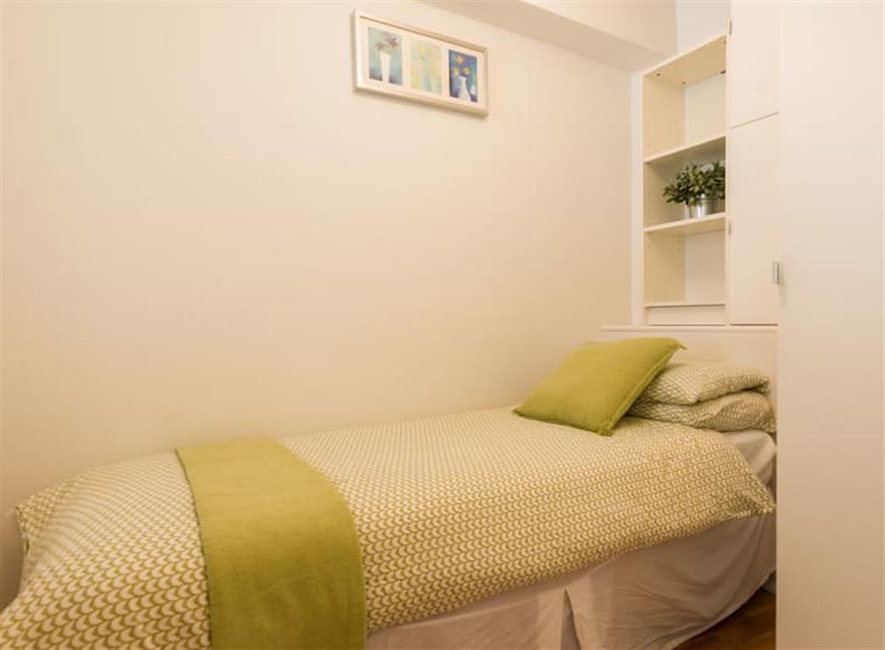 Single bedroom (photo 2) at 1 Middle Manor Cottages in Brixham, South Devon