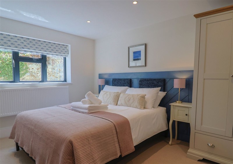 A bedroom in 1 Mill Green Court (photo 2) at 1 Mill Green Court, Lyme Regis