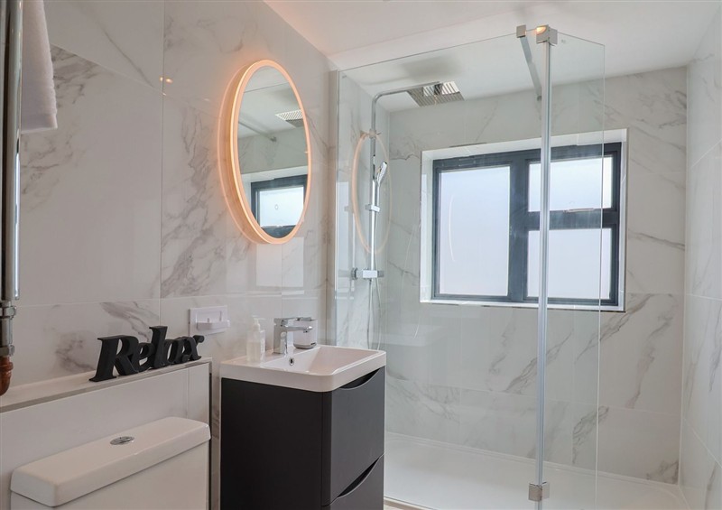 The bathroom at 1 Mill Green Court, Lyme Regis