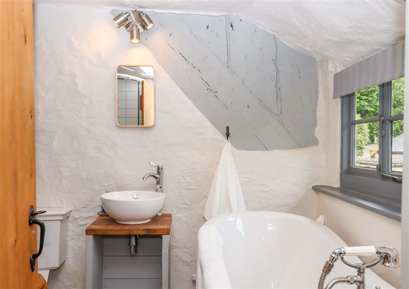 The bathroom at 1 Myrtle Cottages, Stokeinteignhead