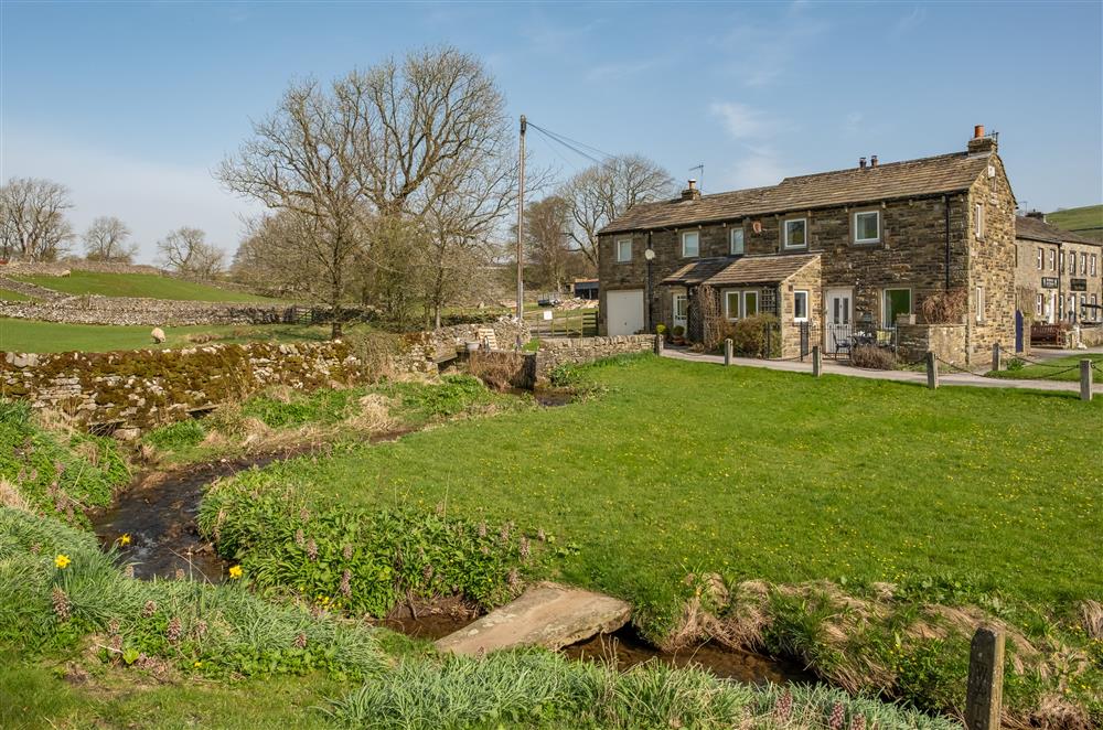 1 Riverside Cottages is located in a picturesque setting by a stream