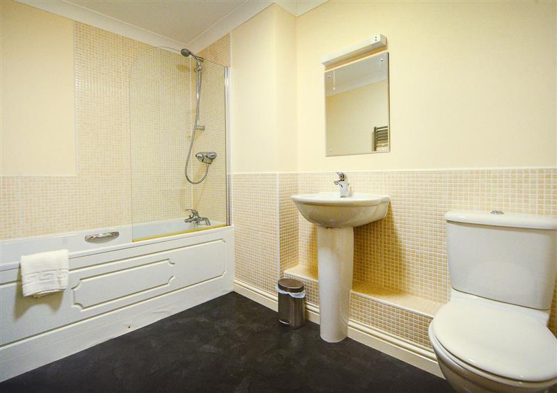 The bathroom at 1 Spinnakers, Newquay