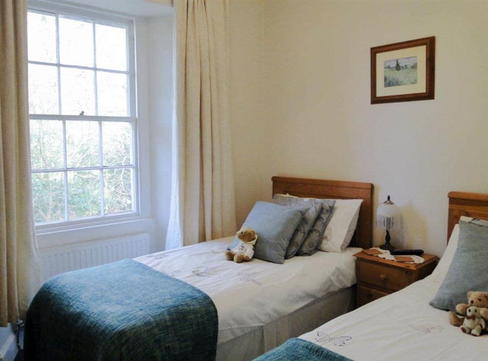 Cosy twin bedroom at 1 The Knoll in Ambleside, Cumbria