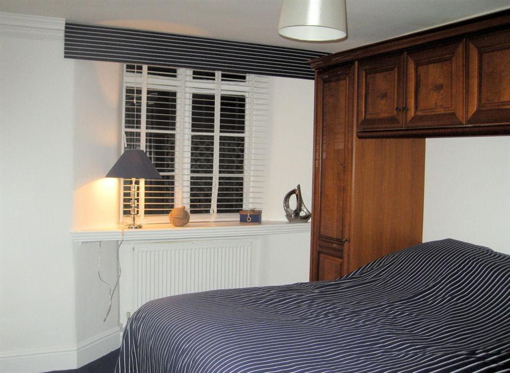 Double bedroom with King-size bed (photo 4) at 1 The Old Coach House in Warfleet Creek, Dartmouth