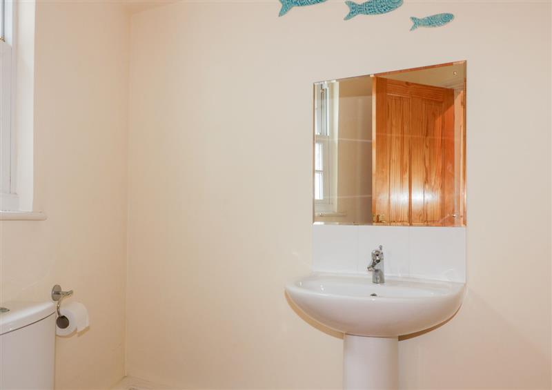 The bathroom at 1 The Saltings, Mevagissey