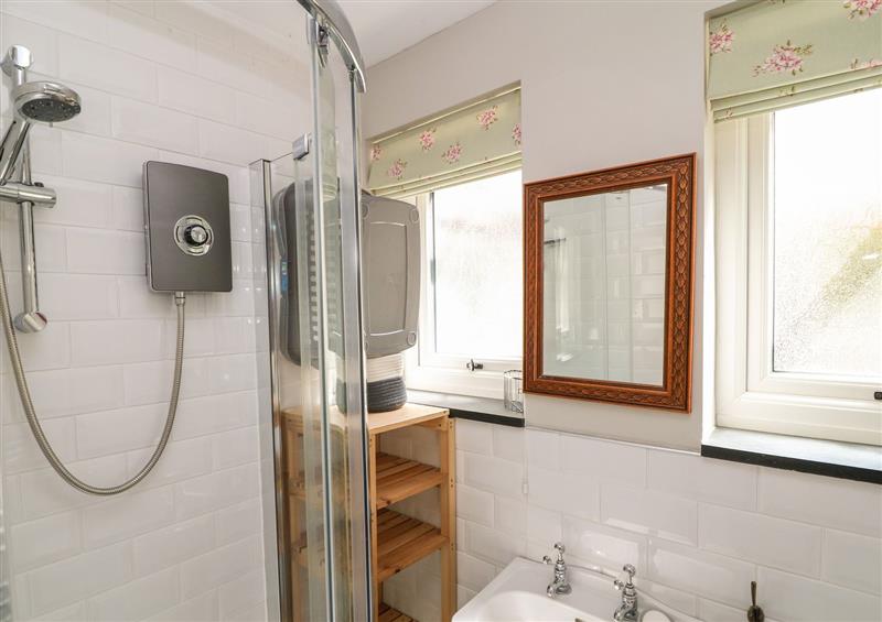 The bathroom at 1 Woodside Cottages, Yelverton