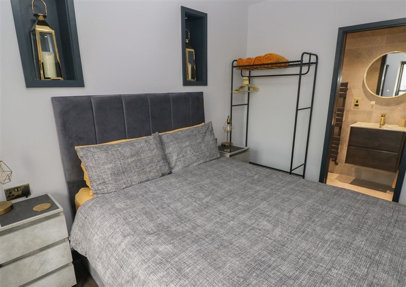 Bedroom (photo 2) at 10 Brython Place, Tenby