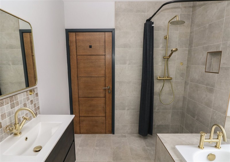 The bathroom (photo 2) at 10 Brython Place, Tenby