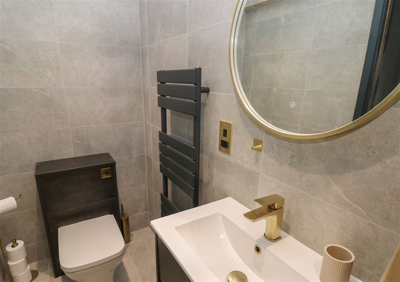 The bathroom (photo 3) at 10 Brython Place, Tenby