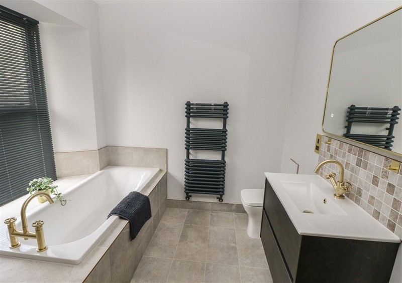 The bathroom at 10 Brython Place, Tenby