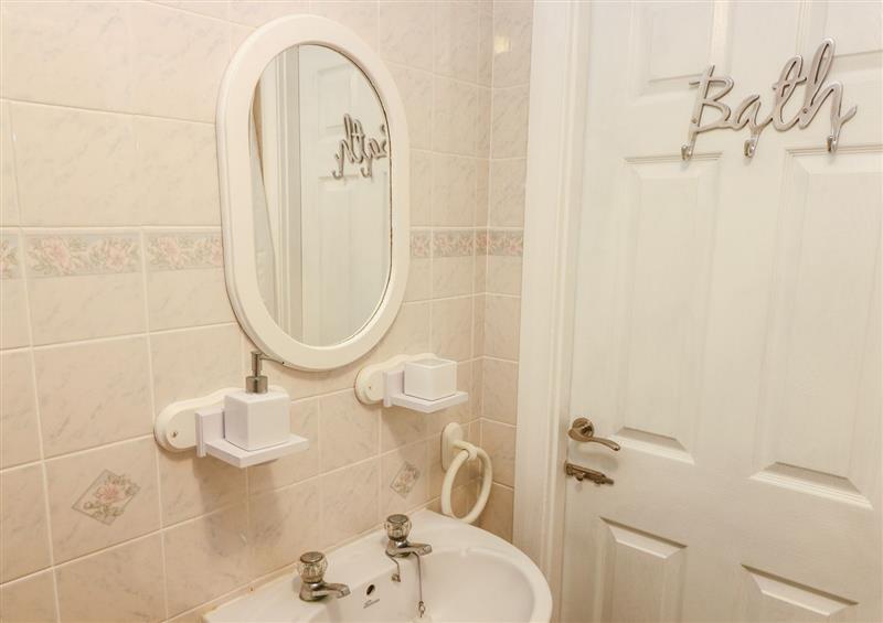 The bathroom (photo 2) at 10 Llanteglos Estate, Llanteg near Amroth