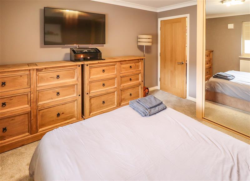 A bedroom in 10 Mellor Way (photo 2) at 10 Mellor Way, New Waltham