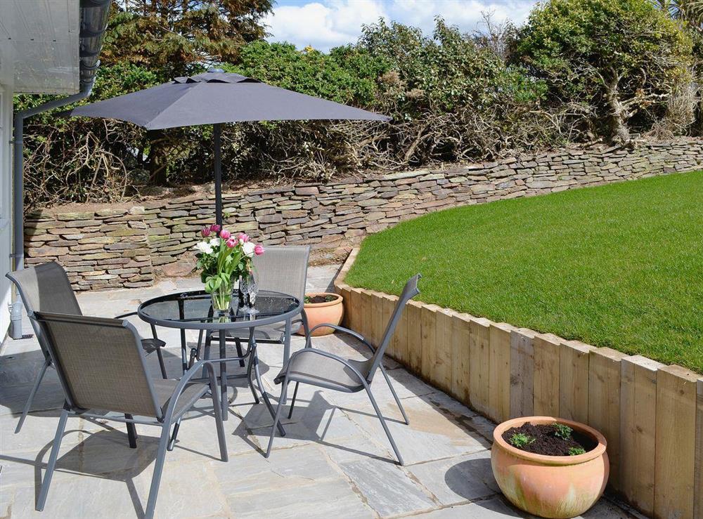 Outdoor dining area at 10 Silvershell View in Port Isaac, Cornwall