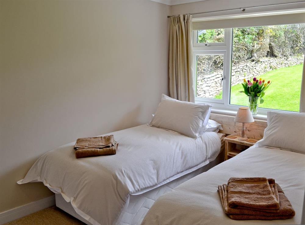 Twin bedroom at 10 Silvershell View in Port Isaac, Cornwall