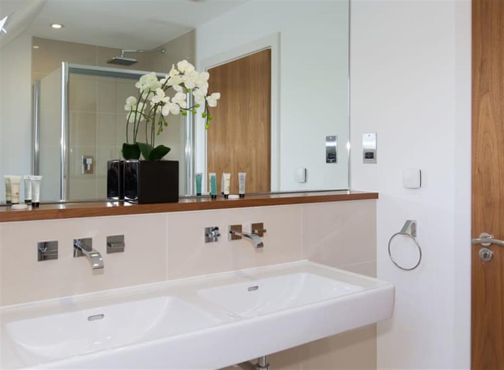En-suite (photo 3) at 10 The Whitehouse in North Cornwall, Watergate Bay & Mawgan Porth