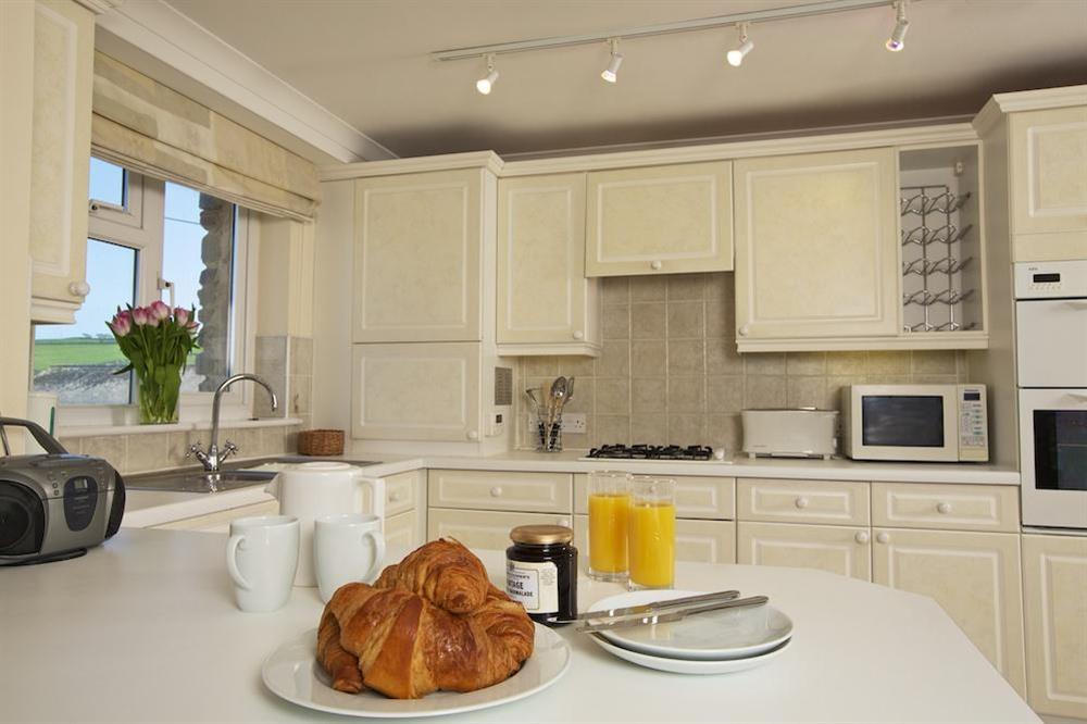 Well equipped kitchen area at 10 Thurlestone Rock Apartments in Thurlestone, Kingsbridge