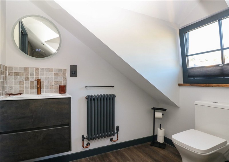 The bathroom at 11 Brython Place, Tenby