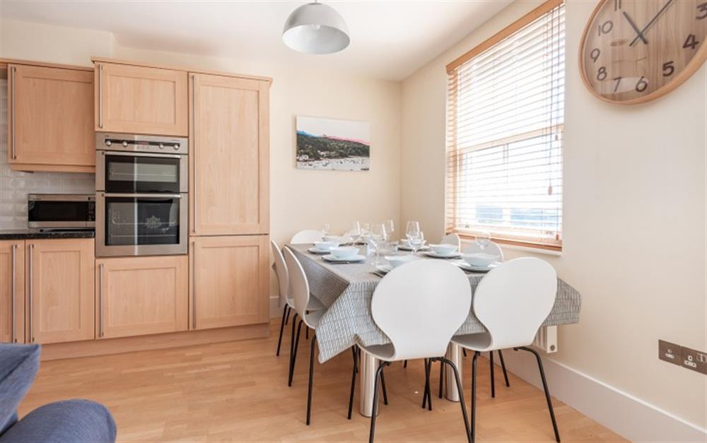 Open plan kitchen dining room seating for 8 at 11 Combehaven in Salcombe