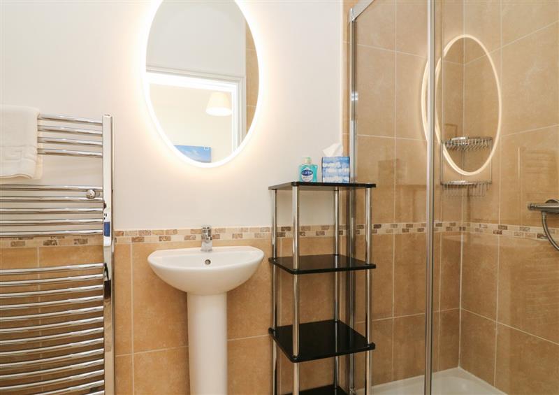 The bathroom at 11 Cove View Apartments, Ilfracombe