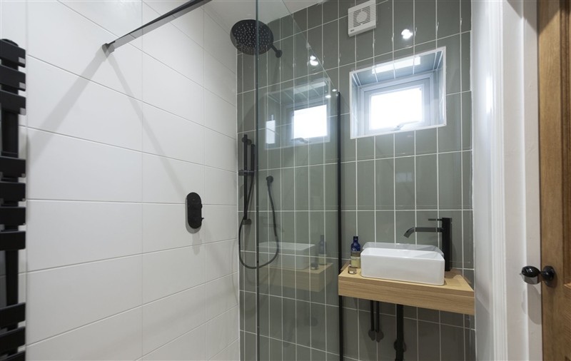 Bathroom at 11 Tywarnhayle House, Cornwall