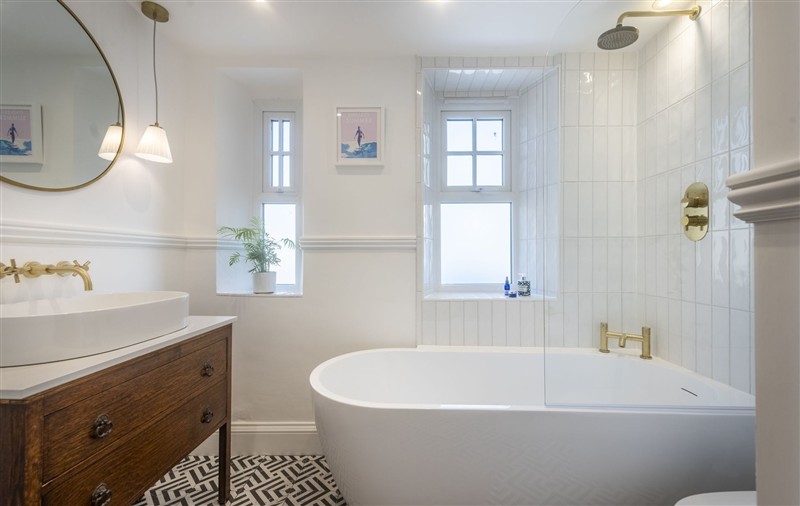 This is the bathroom at 11 Tywarnhayle House, Cornwall