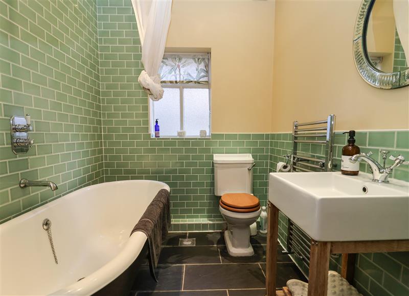 The bathroom at 11a Market Cross Place, Aldeburgh