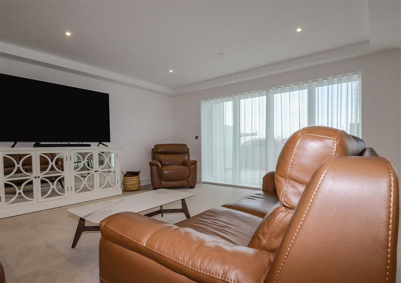 Relax in the living area (photo 2) at 13 Cliff Edge, Newquay