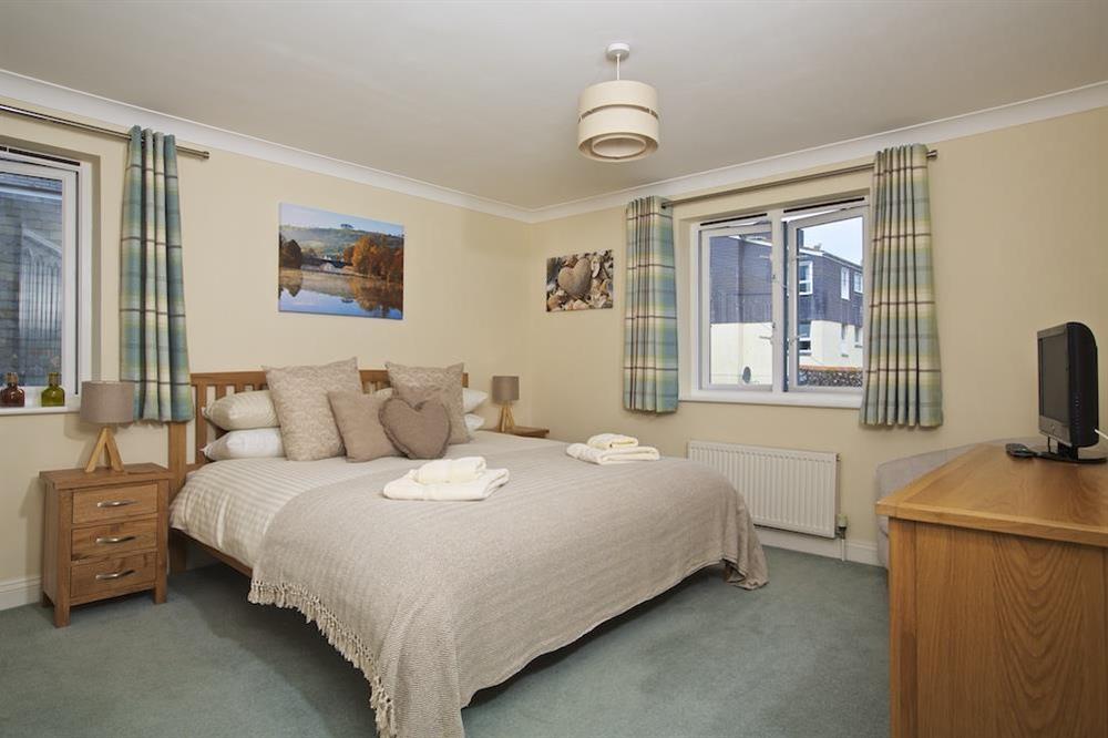 En suite double bedroom with super-King size bed at 13 Dartmouth House in Mayors Avenue, Dartmouth