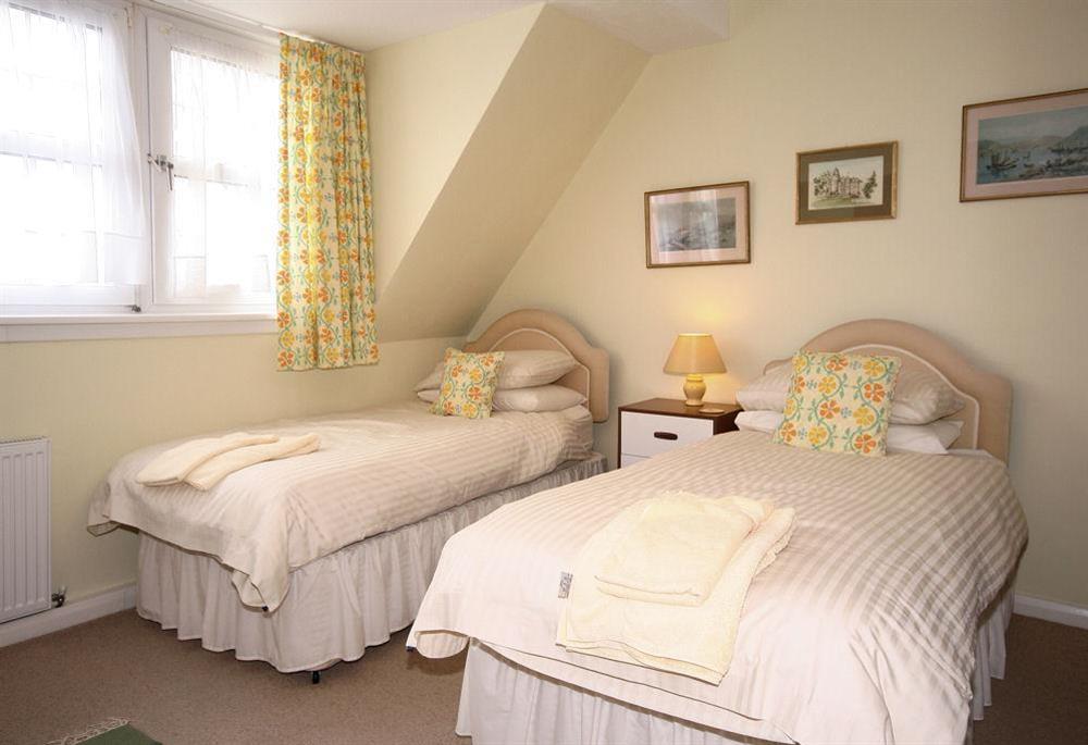 Twin bedroom with en suite bathroom at 13 Links Court in Thurlestone, Kingsbridge