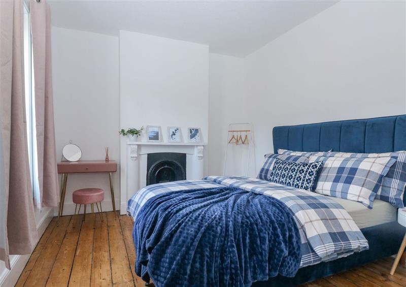 This is a bedroom (photo 2) at 13 Oxford Street, Exeter