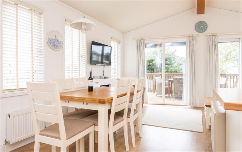 Dining space with comfortable seating for 6 at 13 Salcombe Retreat in Salcombe