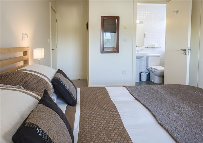 Double bedroom and en suite at 14 Combehaven, Salcombe, Devon