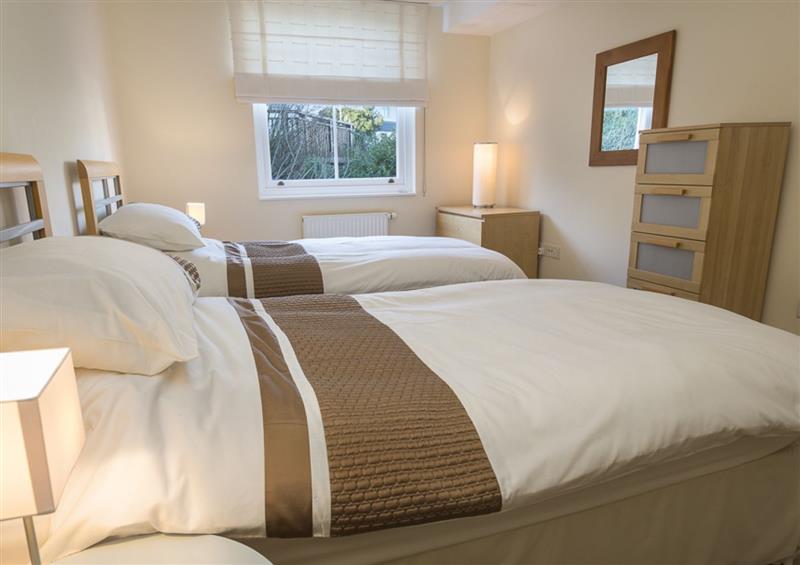 Twin bedroom at 14 Combehaven, Salcombe, Devon