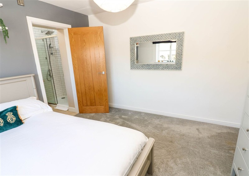 One of the 5 bedrooms (photo 2) at 14 Hill Close, Reeth